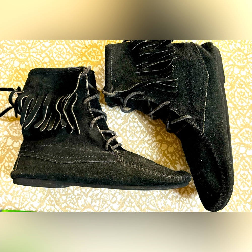 Vintage Minnetonka Ladies size 8 Black Suede Fringe Moccasins Boots